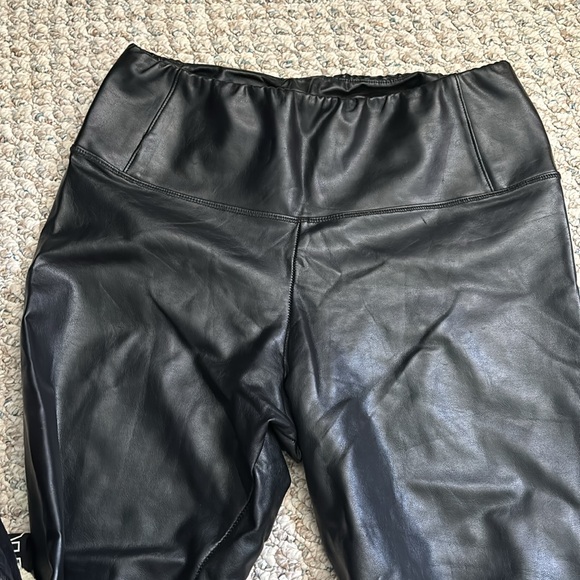 Vegan Leather leggings - Picture 3 of 4